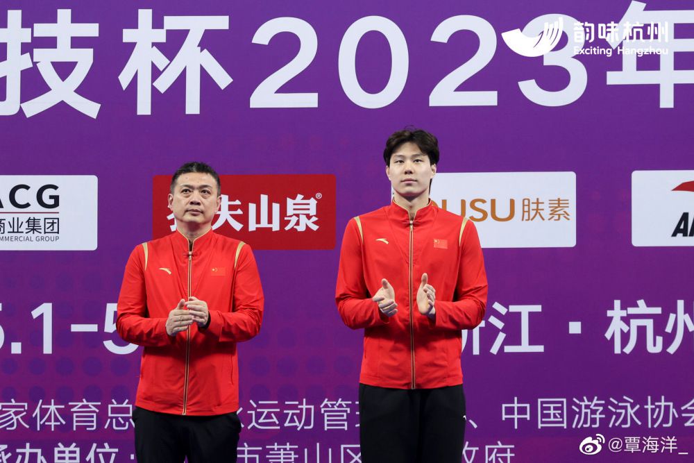 　　　　一贯以超等贱男形象示人的郑中基此次一来就以黑人保母男扮女装整蛊登场，这完全就是港式笑剧无厘头的最根基手法，怪诞而无趣。